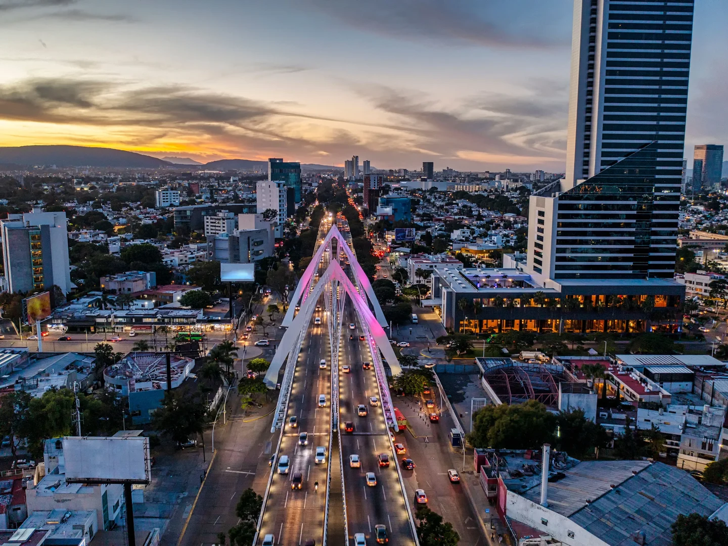 Zona metropolitana de Guadalajara: arquitectura moderna y vida urbana en Zapopan, Jalisco.